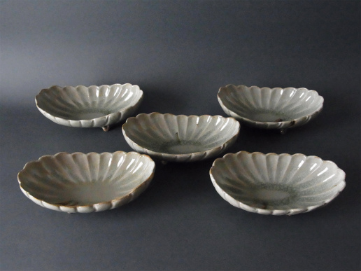 御深井焼菊花形足付向付