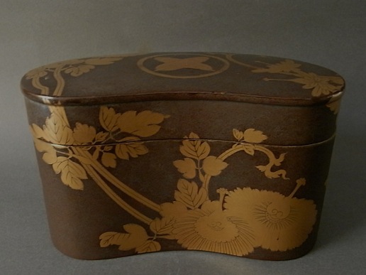 銀梨地時計草金蒔絵食籠（丸に違い鷹の羽 浅野家家紋）