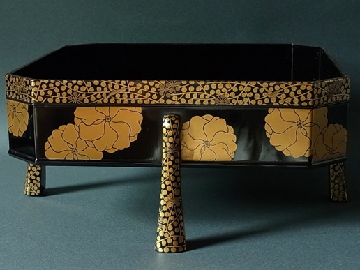 鶯宿梅文蒔絵四方角切足付菓子器