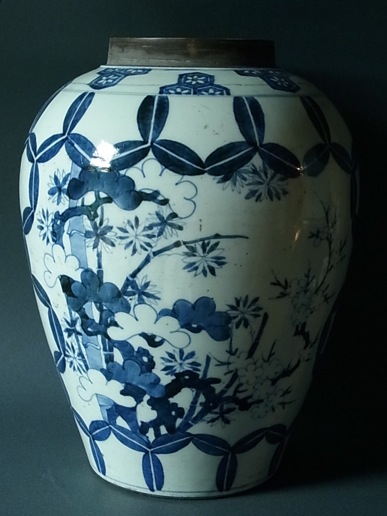 伊万里亀甲松竹文染付大壷