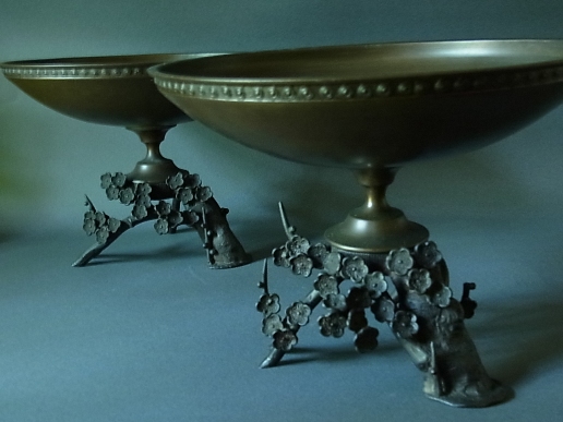 宣徳梅枝台薄端一対