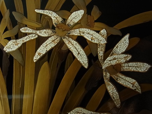 水仙図卵殻高盛蒔絵硯箱