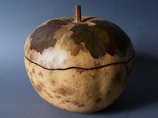 瓢箪蒔絵菓子器（内側 月、雪輪文金銀蒔絵）