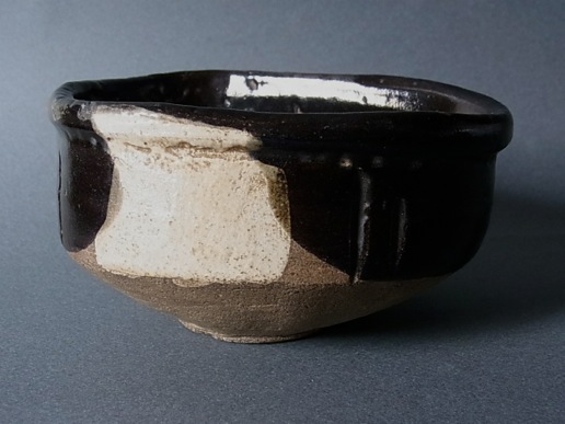 黒織部沓形茶碗