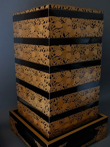 菊桐竹文高蒔絵五段重（共蓋二枚、台付）