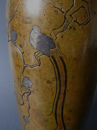 梅枝に尾長鶏図銀象嵌金工花器