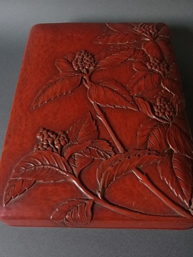 鎌倉彫万両文硯箱