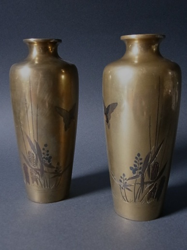 澤瀉水草鳥文象嵌金工花器一対