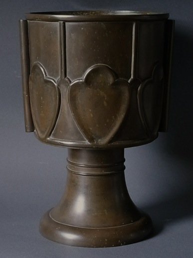 花弁文耳付花器