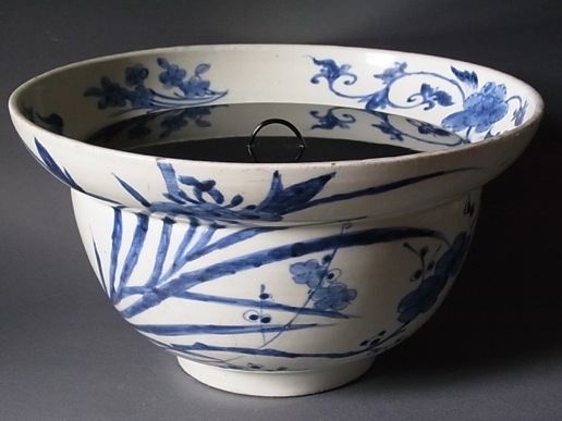 染付梅蘭柘榴文水指