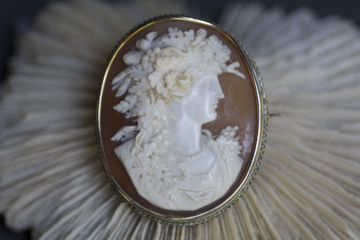 カメオブローチ