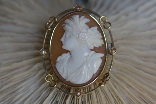 カメオブローチ
