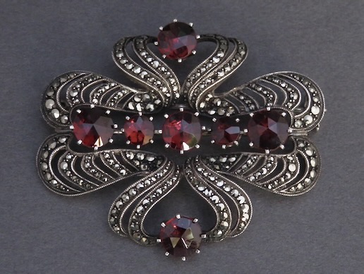 ガーネットブローチ